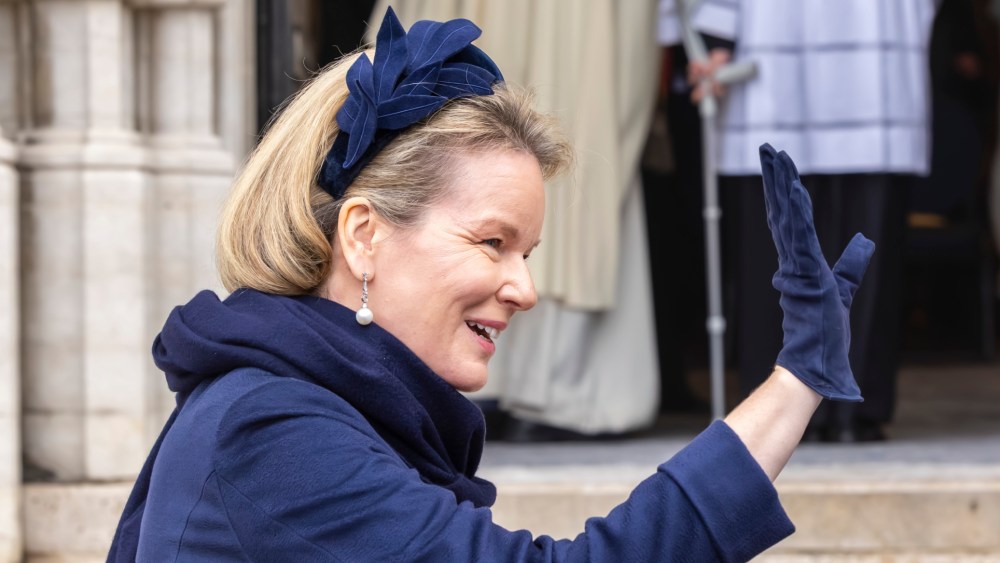 queen-mathilde-goes-monochrome-in-winter-blues-with-meer-couture-and more