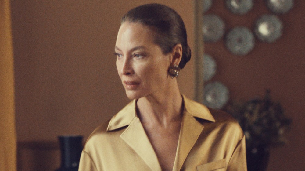 christy-turlington-is-the-ferragamo-matriarch-in-cinematic campaign