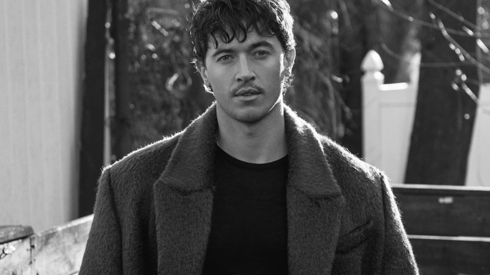 tom-blyth-on-rom-coms,-dark-thrillers-and-navigating-hollywood’s-spotlight