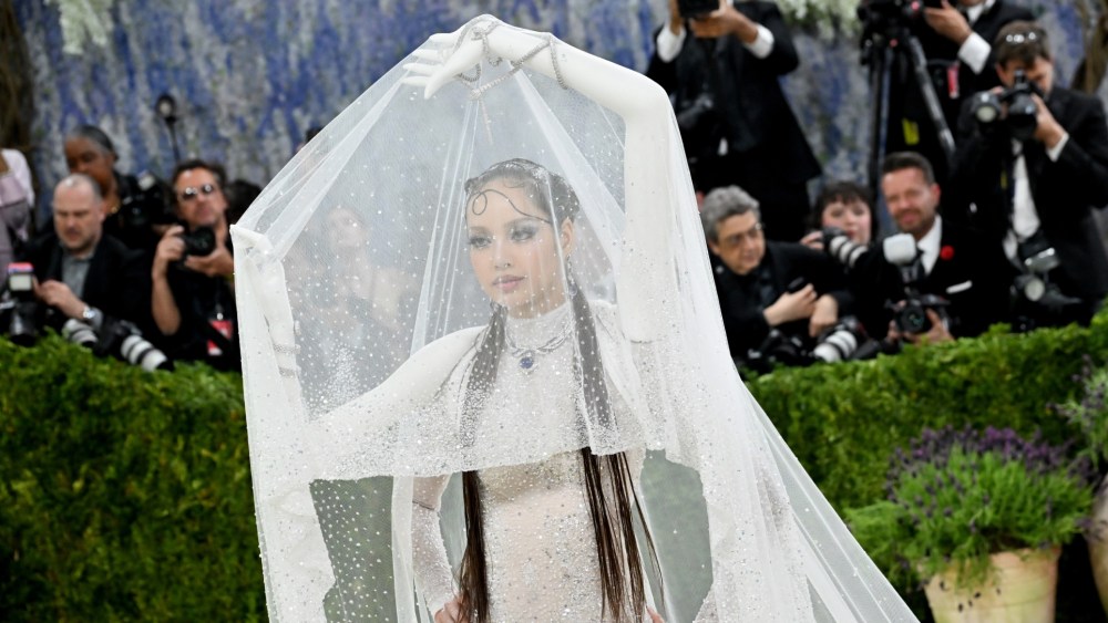 lisa-channels-her-inner-goddess-with-custom-robert-wun-at-the-2026-met-gala 2026