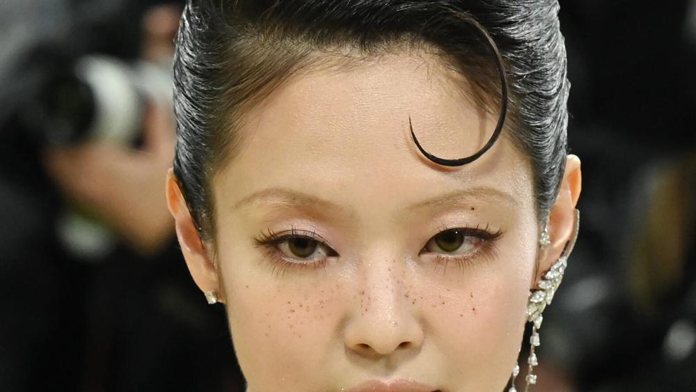 are-y2k-skinny-eyebrows-stylish again?
