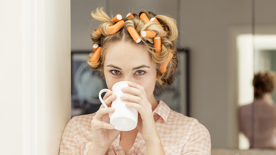 how-to-master-the-art-of-heatless-curls-this-summer,-according-to experts