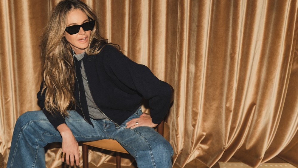 elle-macpherson-knows-her cashmere