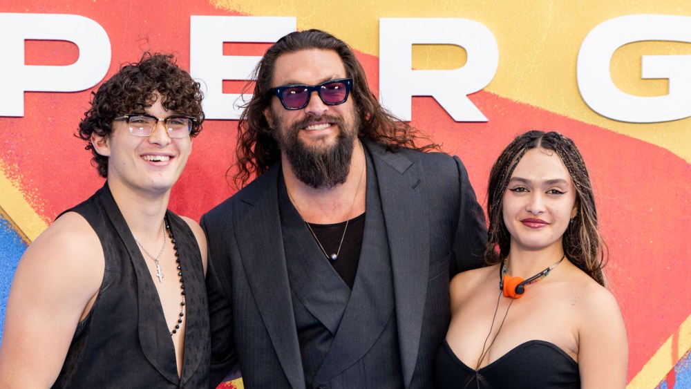 jason-momoa’s-daughter-lola-iolani-styled-her-red-carpet-look-with-a-y2k-staple:-wired headphones