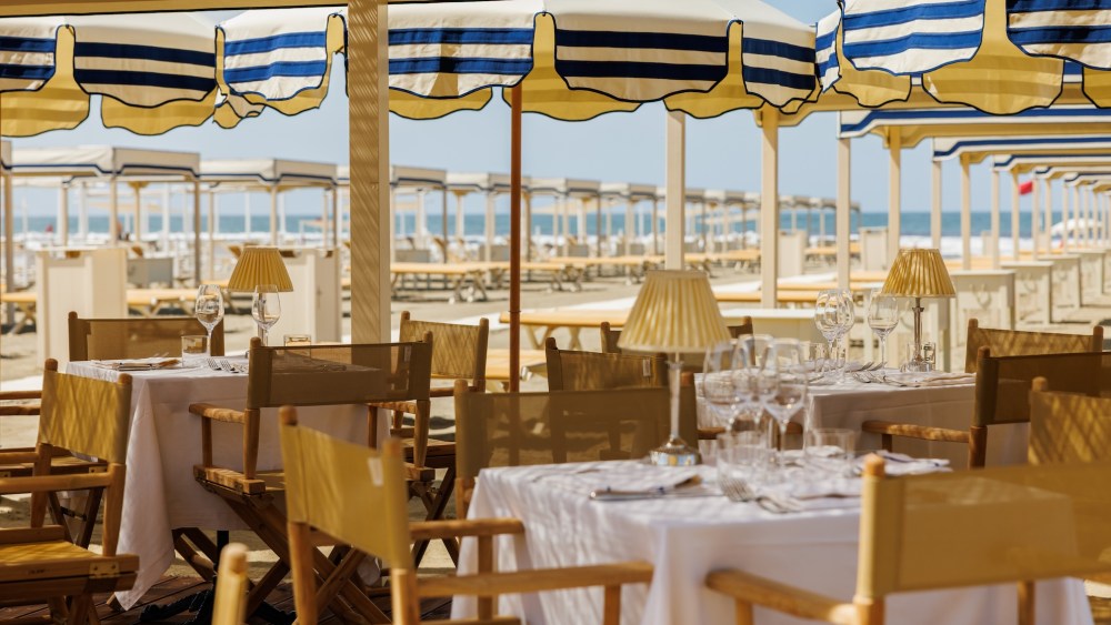 giacomo-milano-brings-milanese-charm,-old-school-glamour-to-forte-dei-marmi’s-beach club