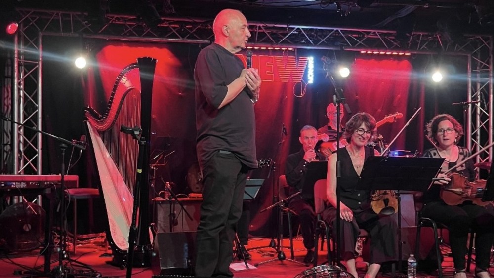 this-paris-fashion-week-executive-can-sing, too
