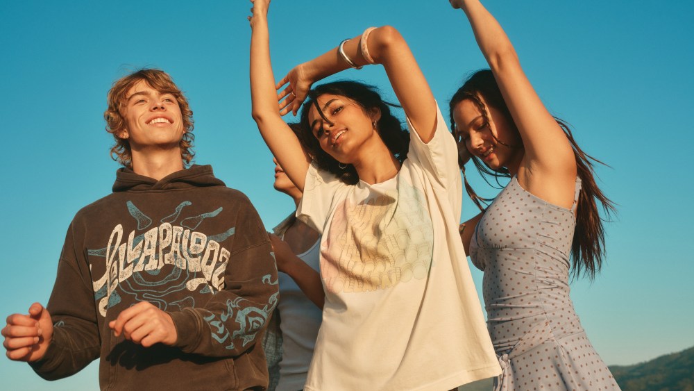 hollister-to-create-capsule,-onsite-destination-at lollapalozza