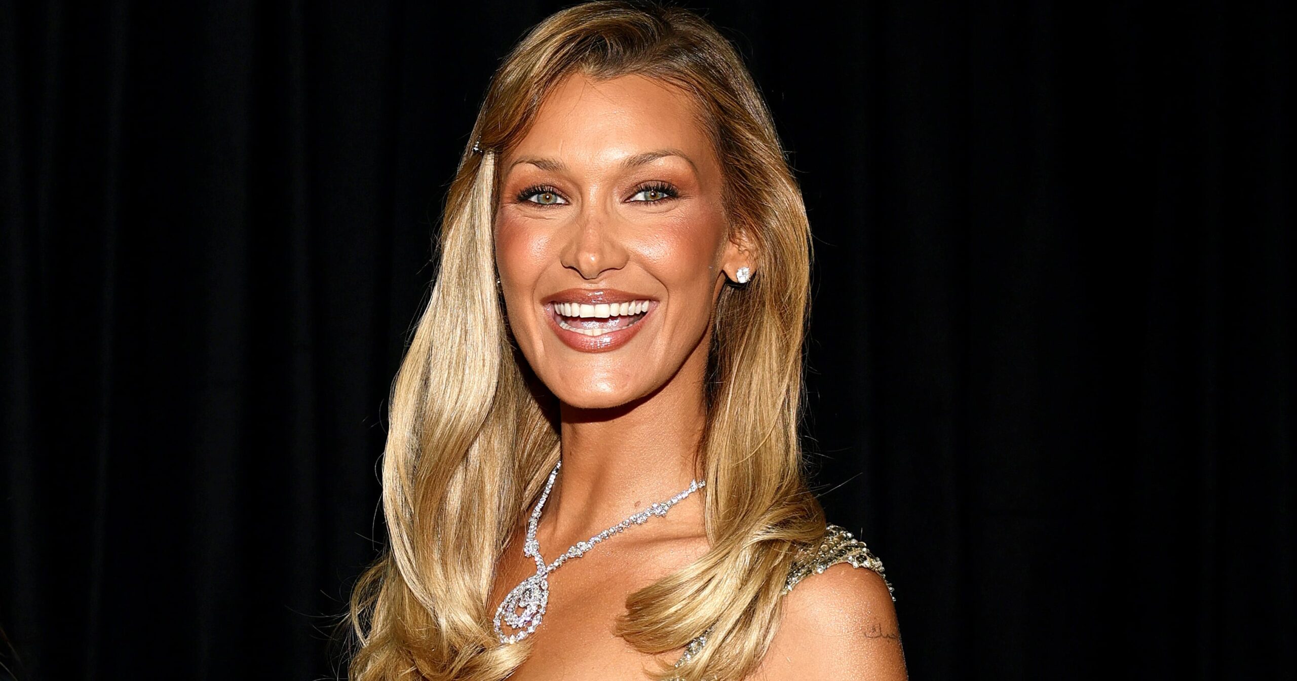 bella-hadid’s-honey-blond-hair-is-the-perfect-summer-to-fall-shade