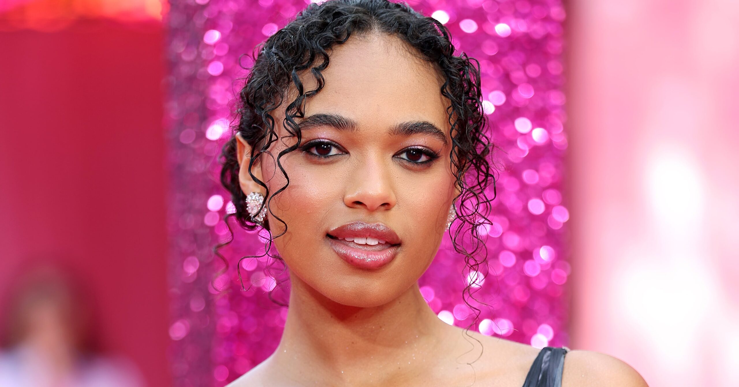 “elle”-star-chandler-kinney-talks-‘90s-makeup-trends-and-self-care-favorites