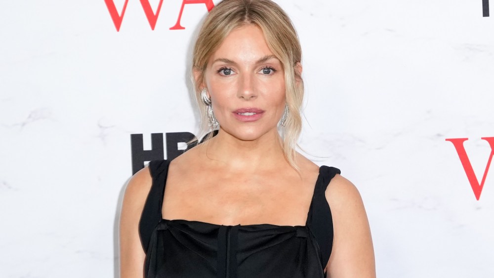 sienna-miller-gives-the-little-black-dress-a-showgirl-makeover-at-‘war’-new-york premiere