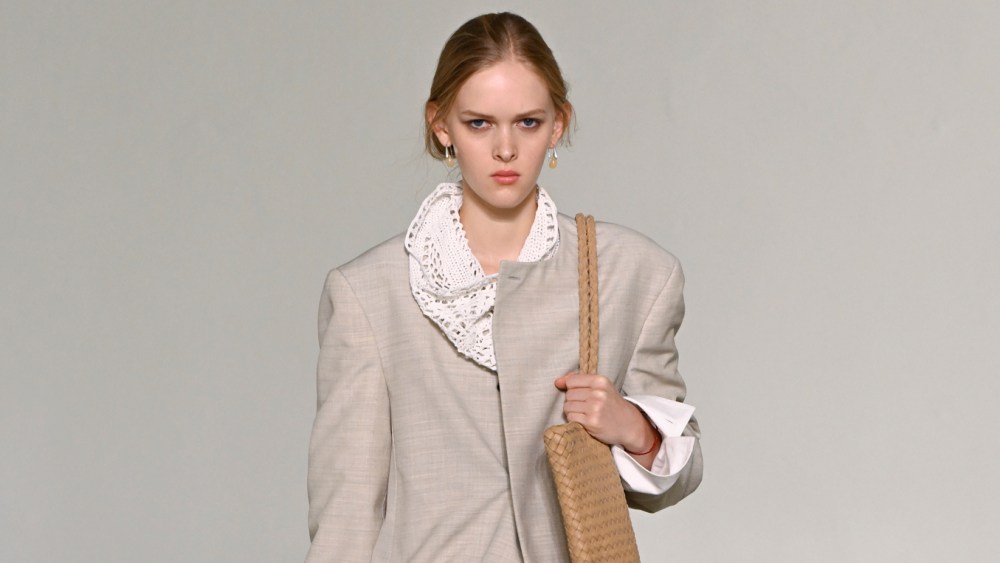 bottega-veneta-spring-2027:-lightening up