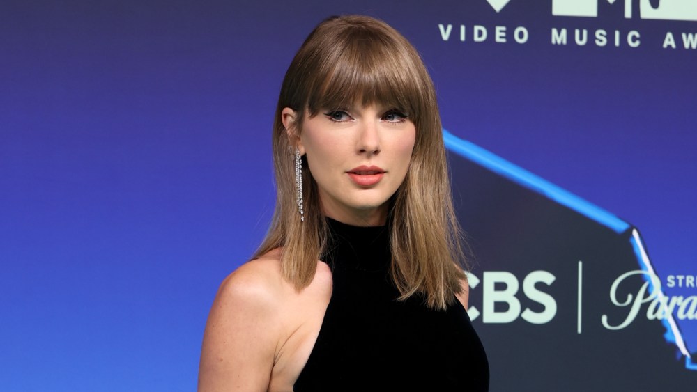taylor-swift-brings-tamara-ralph’s-glittering-couture-to-the-mtv-vmas-2026-red carpet