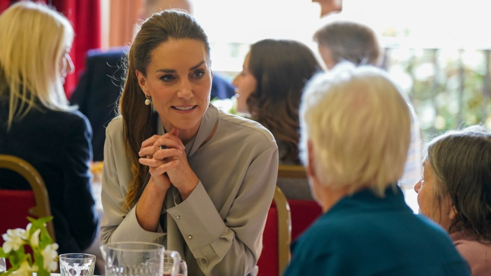 kate-middleton-forgoes-her-earth-hued-fall-fashion-streak-in-favor-of-a-gray-monochrome moment