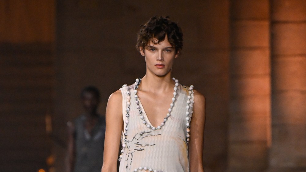 victoria-beckham-spring-2027:-walking-on air