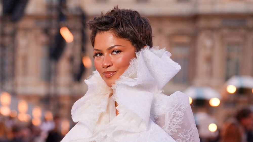zendaya-just-showed-the-winter-lash-look-that-will-be-at-every-holiday party