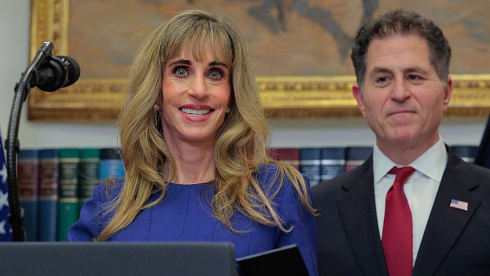 susan-dell’s-viral-white-house-appearance-reignites-mar-a-lago-face debate