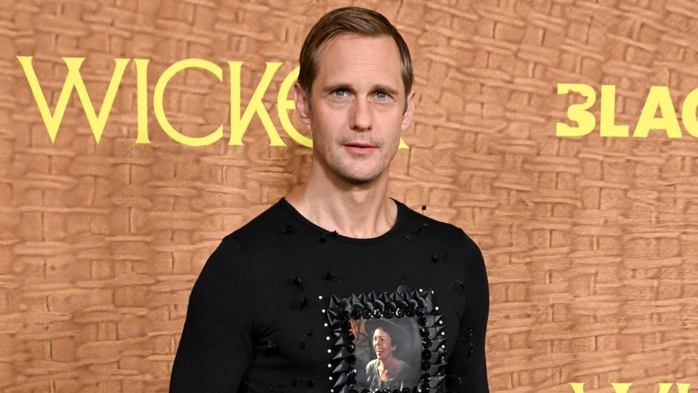 alexander-skarsgard’s-custom-chopova-lowena-skirt-and-olivia-colman-shirt-won-the-‘wicker’-red carpet