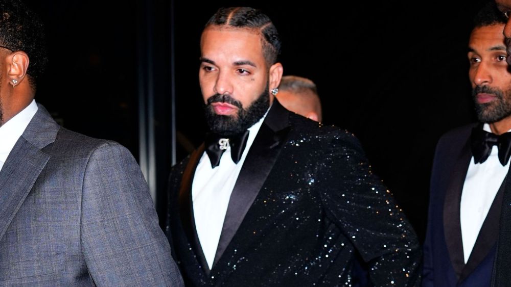 drake-dapperly-gives-black-tie-dressing-a-sparkling-twist-while-in-new-york-for-his-pre-birthday bash