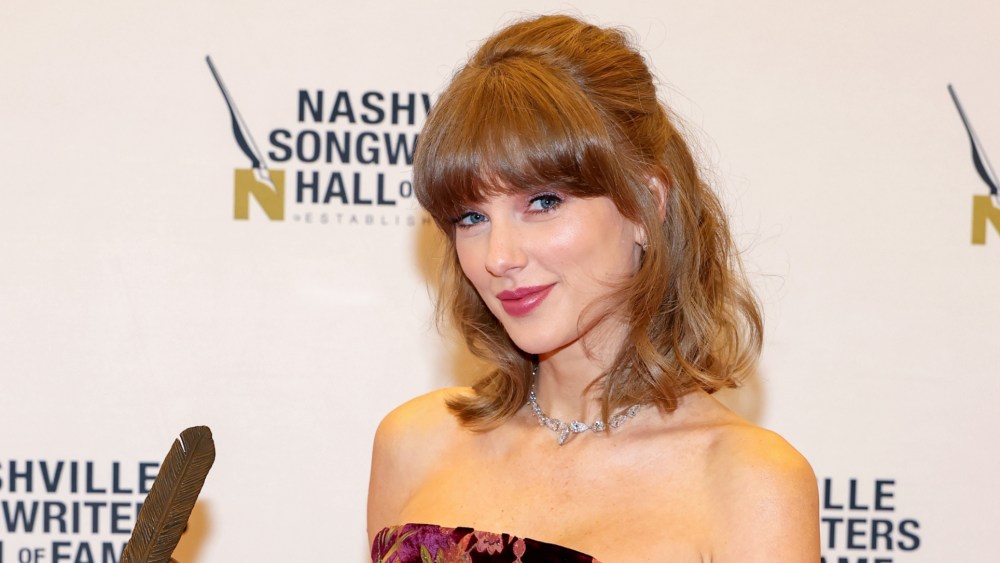 taylor-swift-marks-a-nashville-homecoming-in-raisa-vanessa-velvet-and-a-65-carat-diamond-necklace-as-hall-of-fame’s-youngest inductee