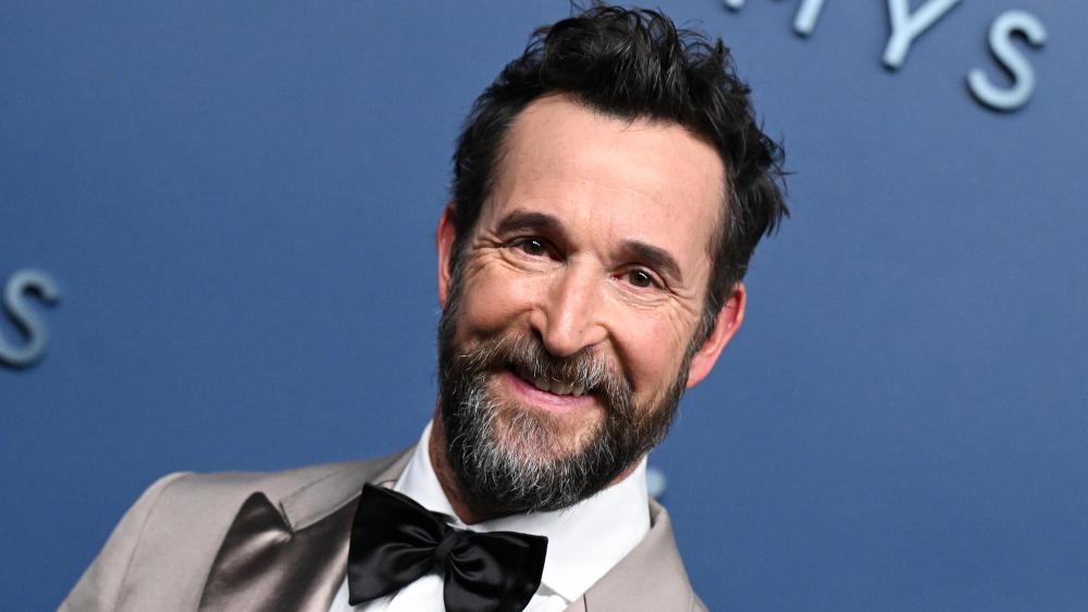 here’s-how-noah-wyle-prepped-his-hair-to-be-crowned-the-‘sexiest-man alive’