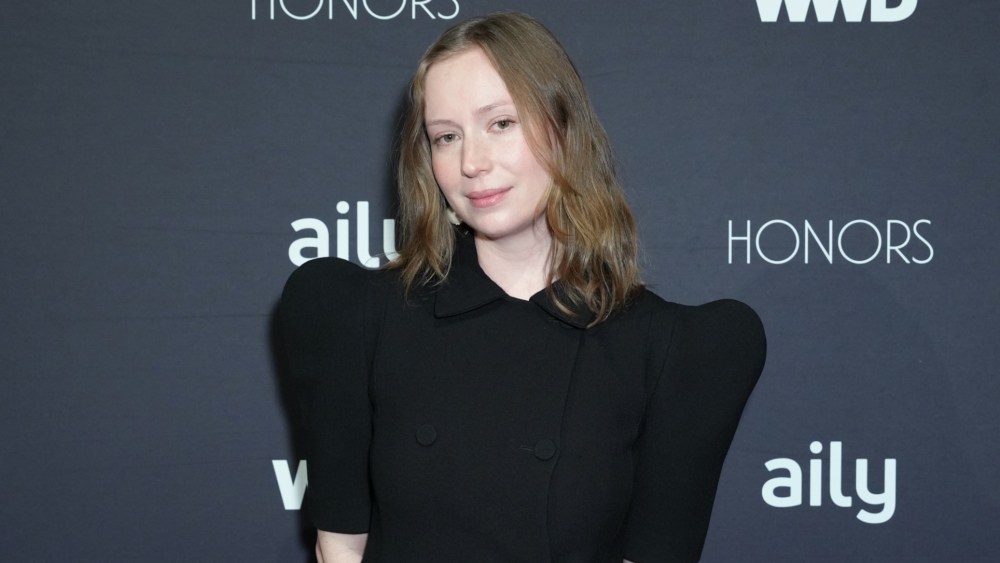 hannah-einbinder-brings-a-bite-of-celine’s-dramatic-shoulders-to-the-wwd honors